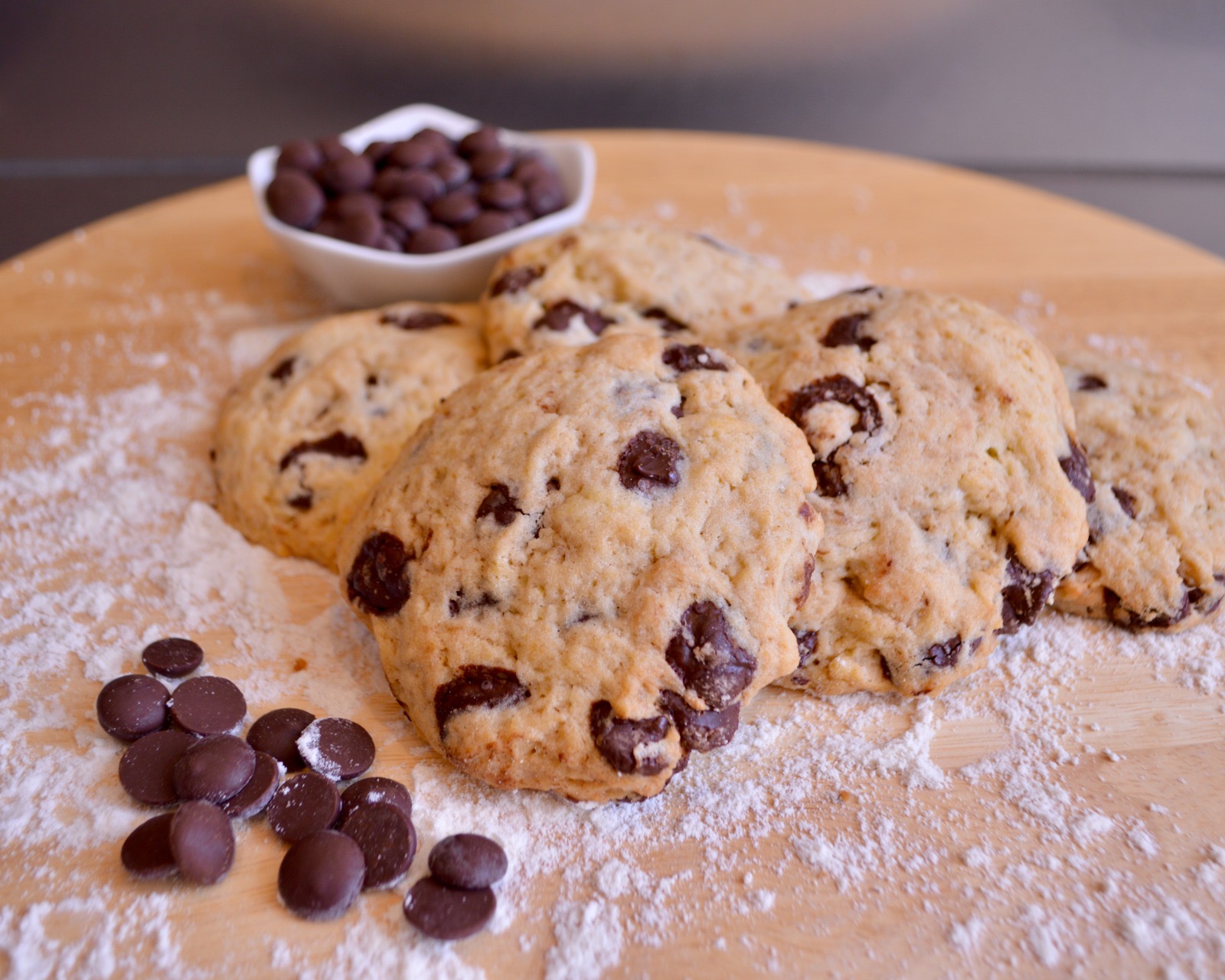 Cookies moelleux aux pépites de chocolat, faits maison, parfaits pour une pause gourmande et réconfortante.