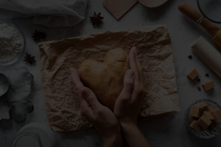 Un morceau de pâte à cookies en forme de cœur, posé sur une surface de travail